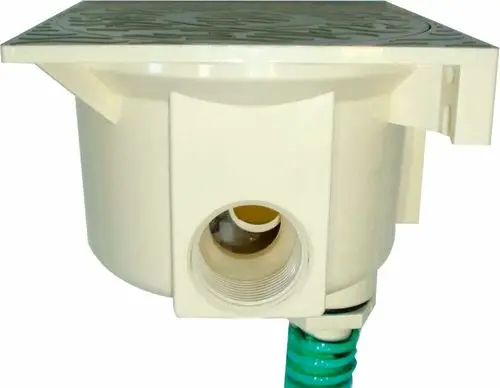 Verteilerdose aus ABS-Material, in hellem Farbton, mit einem Anschluss für Abflussleitungen und einem Gitterdeckel, von der Marke Grünbeck.